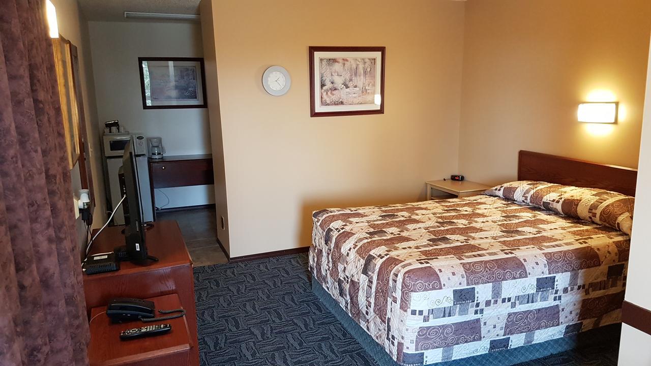Golden West Motor Inn Carstairs Exterior photo