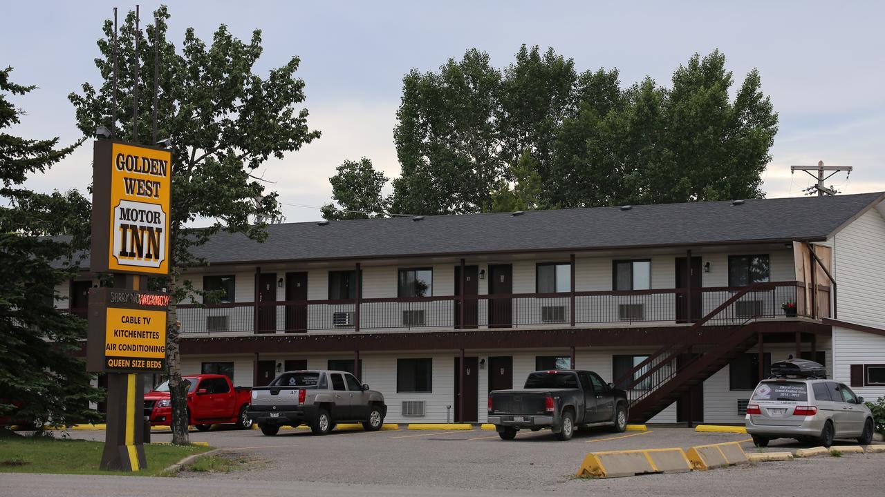 Golden West Motor Inn Carstairs Exterior photo